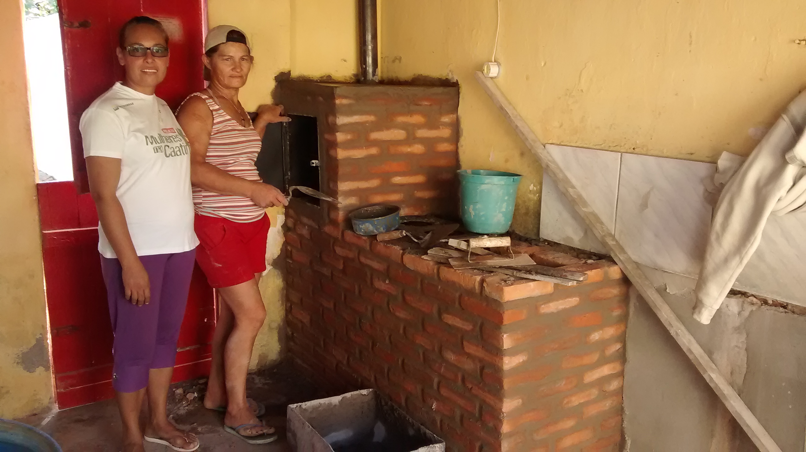 Mulher pedreira, contruindo o Fogao Agroecologico.jpg